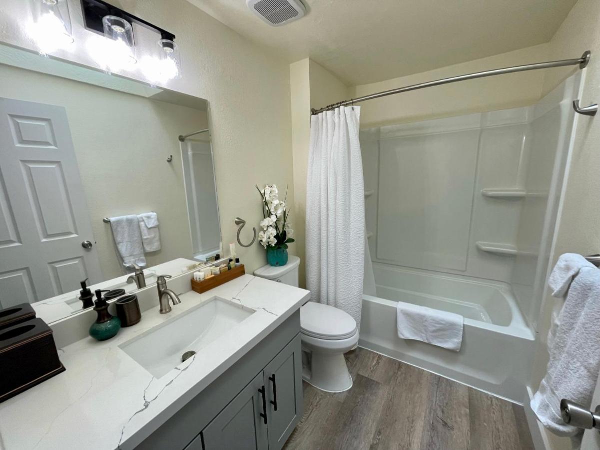 Tacoma 2 Bedrooms 1 Baths Sleep 5 With Compact Kitchen Zewnętrze zdjęcie